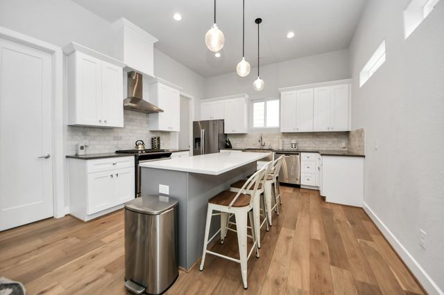 1223 W 16th Street B, Houston, TX 77008