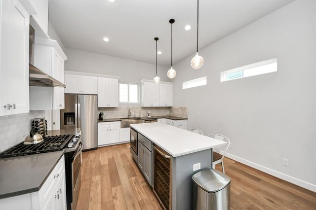 1223 W 16th Street B, Houston, TX 77008