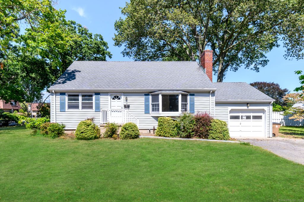 15 Wascussee Lane East, Stamford, CT 06902