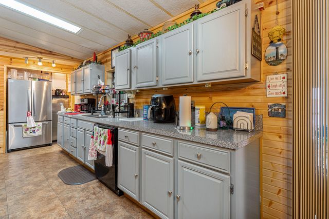 25281 S 623 Road, Grove, OK 74344