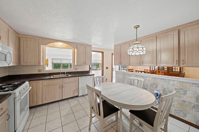 6 Sandy Ridge Cir, Sharon, MA 02067