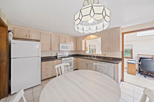 6 Sandy Ridge Cir, Sharon, MA 02067