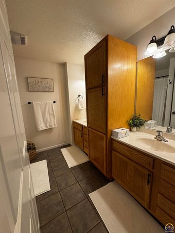 3125 S Parkway Ct, Emporia, KS 66801