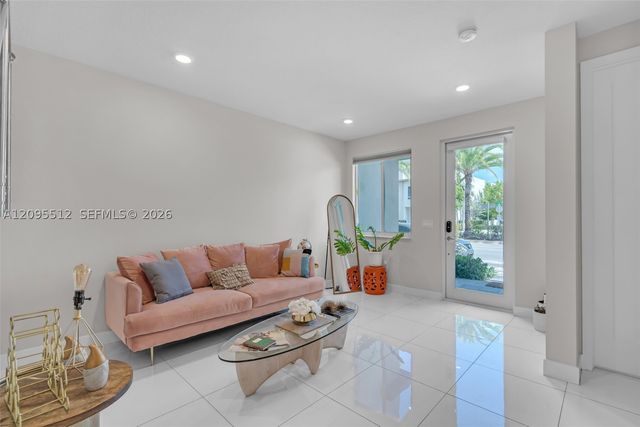 10365 NW 66th St, Doral, FL 33178