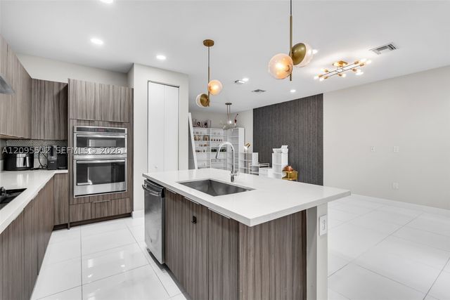 10365 NW 66th St, Doral, FL 33178