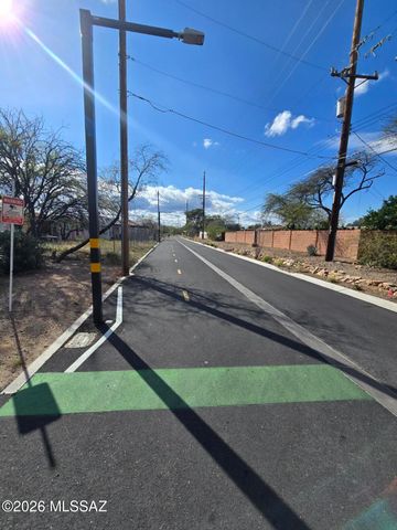 2843 E 17th St Apt 13, Tucson, AZ 85716