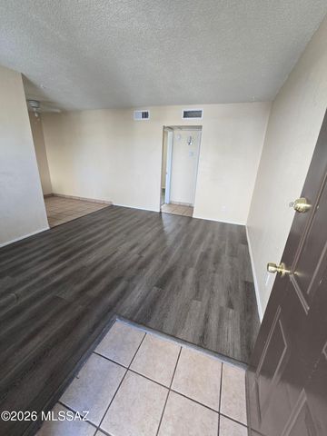 2843 E 17th St Apt 13, Tucson, AZ 85716