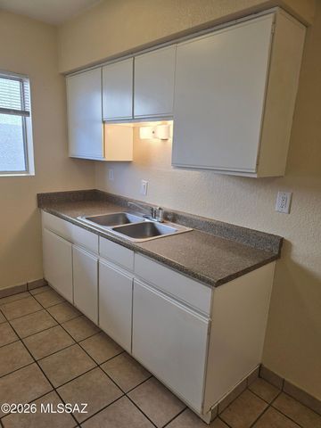 2843 E 17th St Apt 13, Tucson, AZ 85716