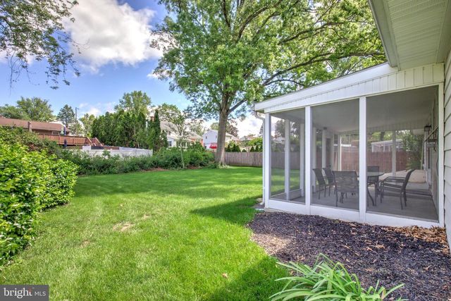 1527 EDEN ROAD, Lancaster, PA 17601