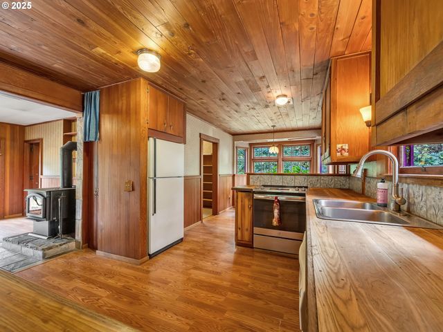 44072 Anderson Ln, Astoria, OR 97103