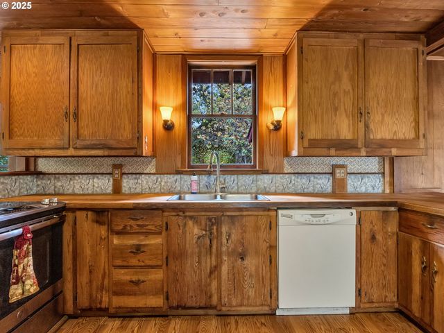 44072 Anderson Ln, Astoria, OR 97103