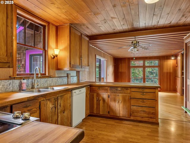 44072 Anderson Ln, Astoria, OR 97103