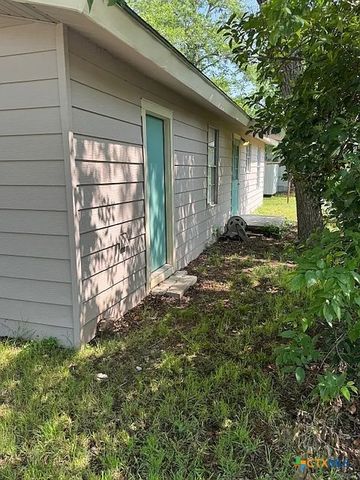 428 Aguila Street, Seguin, TX 78155