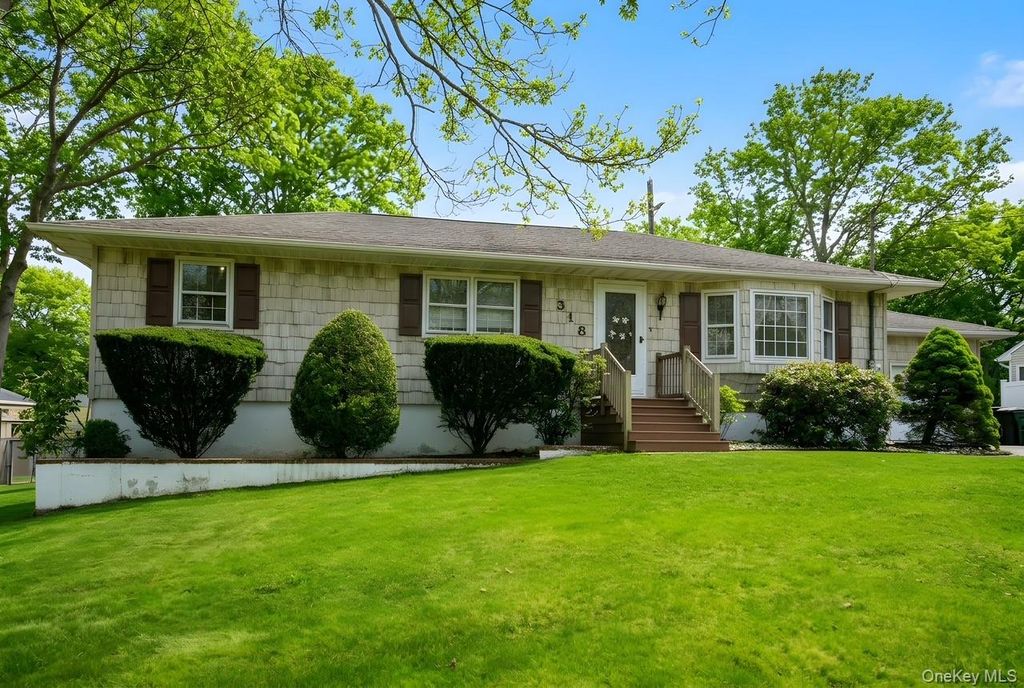 318 Jamaica Avenue, Medford, NY 11763