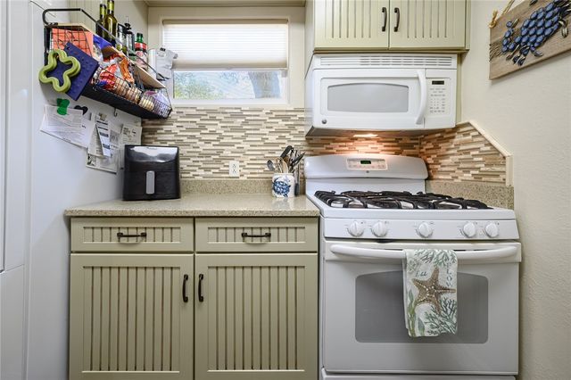 102 S 7th St, Fulton, TX 78358