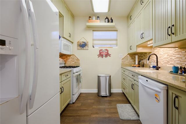 102 S 7th St, Fulton, TX 78358