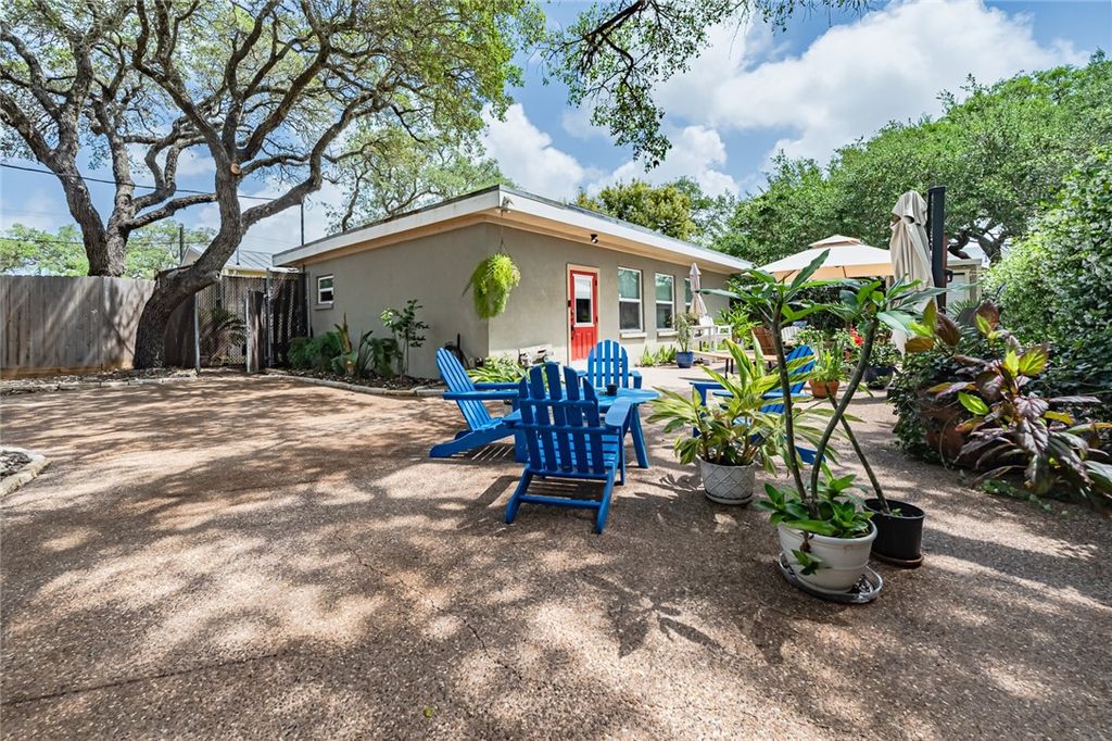 102 S 7th St, Fulton, TX 78358