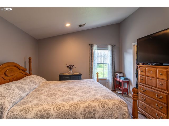 380 SUNNYSIDE Dr, Winston, OR 97496