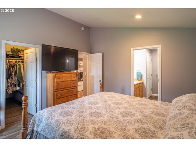 380 SUNNYSIDE Dr, Winston, OR 97496