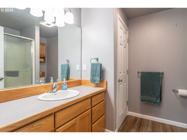 380 SUNNYSIDE Dr, Winston, OR 97496