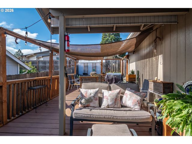 380 SUNNYSIDE Dr, Winston, OR 97496