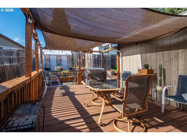 380 SUNNYSIDE Dr, Winston, OR 97496