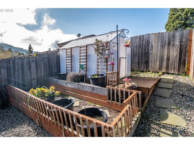 380 SUNNYSIDE Dr, Winston, OR 97496