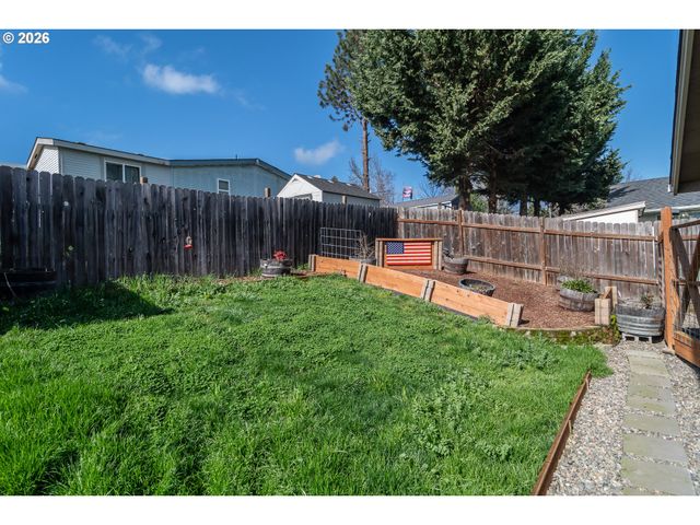 380 SUNNYSIDE Dr, Winston, OR 97496