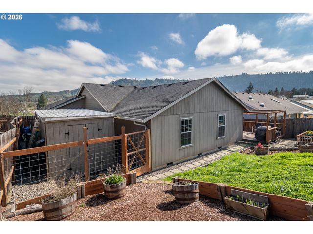 380 SUNNYSIDE Dr, Winston, OR 97496