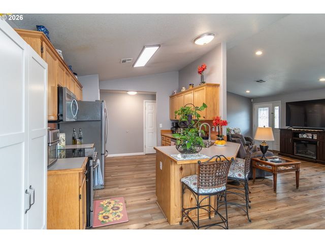 380 SUNNYSIDE Dr, Winston, OR 97496