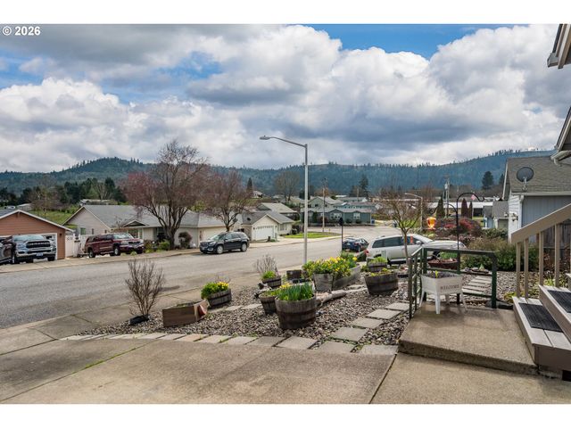 380 SUNNYSIDE Dr, Winston, OR 97496