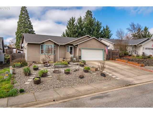 380 SUNNYSIDE Dr, Winston, OR 97496