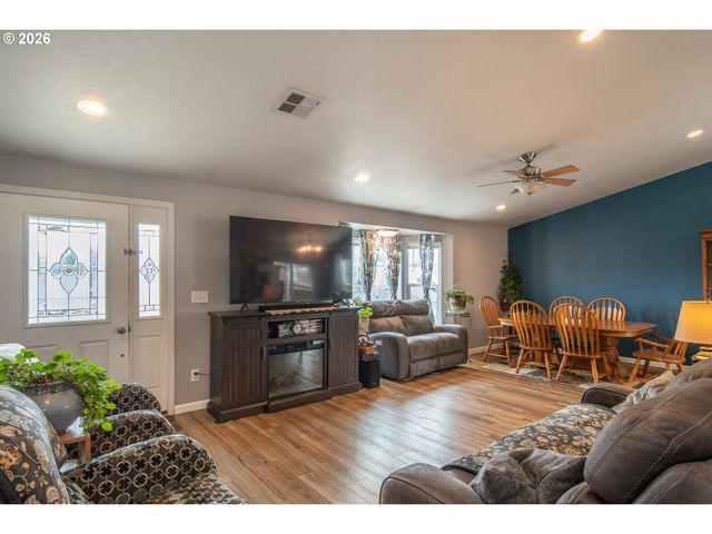 380 SUNNYSIDE Dr, Winston, OR 97496