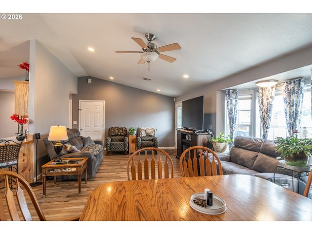 380 SUNNYSIDE Dr, Winston, OR 97496