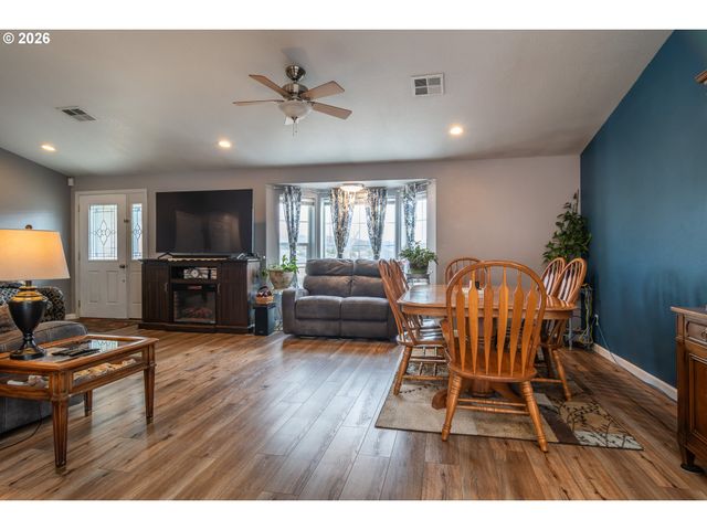 380 SUNNYSIDE Dr, Winston, OR 97496