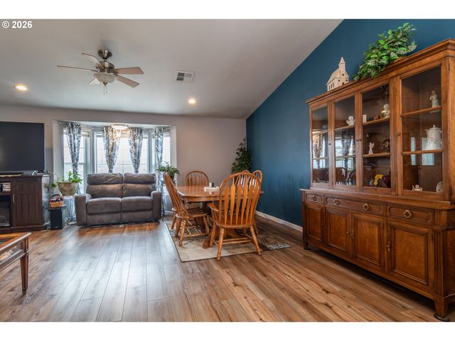 380 SUNNYSIDE Dr, Winston, OR 97496