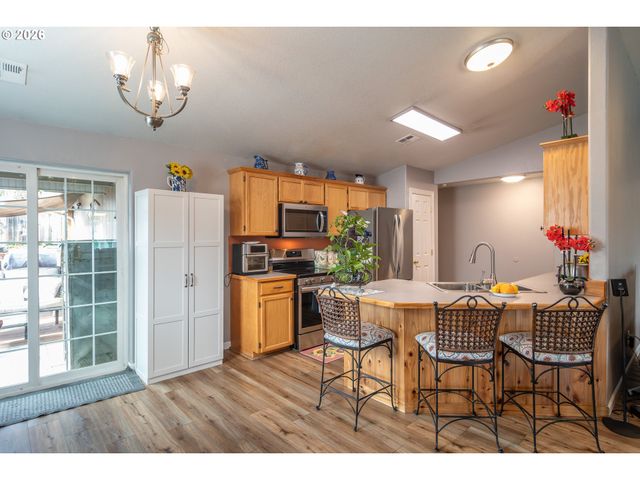 380 SUNNYSIDE Dr, Winston, OR 97496