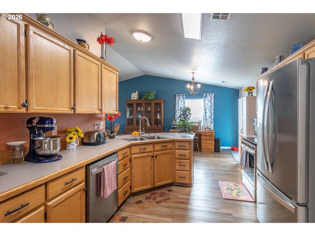 380 SUNNYSIDE Dr, Winston, OR 97496