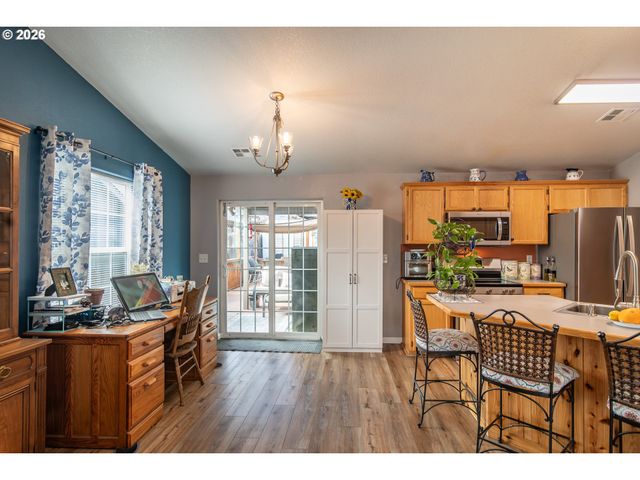 380 SUNNYSIDE Dr, Winston, OR 97496