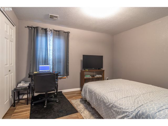 380 SUNNYSIDE Dr, Winston, OR 97496