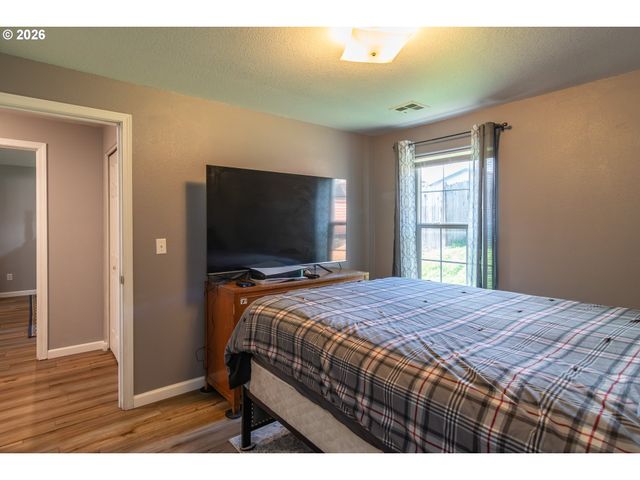 380 SUNNYSIDE Dr, Winston, OR 97496