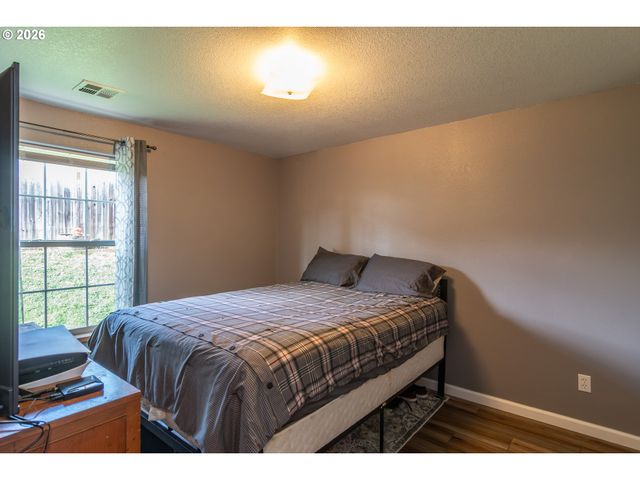 380 SUNNYSIDE Dr, Winston, OR 97496