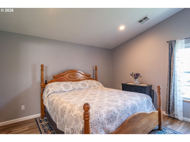 380 SUNNYSIDE Dr, Winston, OR 97496