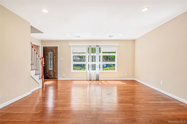 6 Arizona Avenue, Syosset, NY 11791