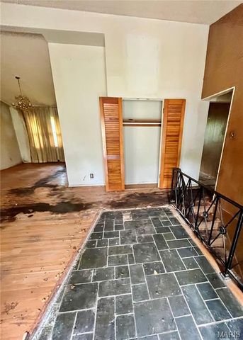7707 Springdale Drive, Normandy, MO 63121