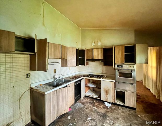 7707 Springdale Drive, Normandy, MO 63121