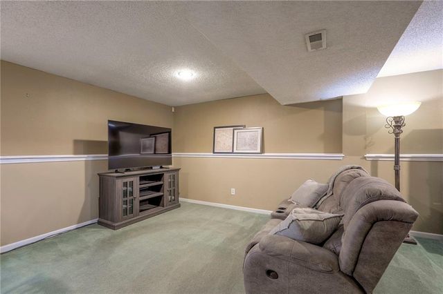 1105 Huntington Lane, Greenwood, MO 64034