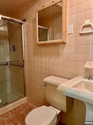 661 Clinton Place, Ridgefield, NJ 07657