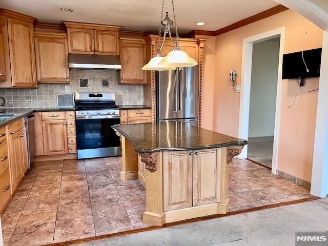 661 Clinton Place, Ridgefield, NJ 07657