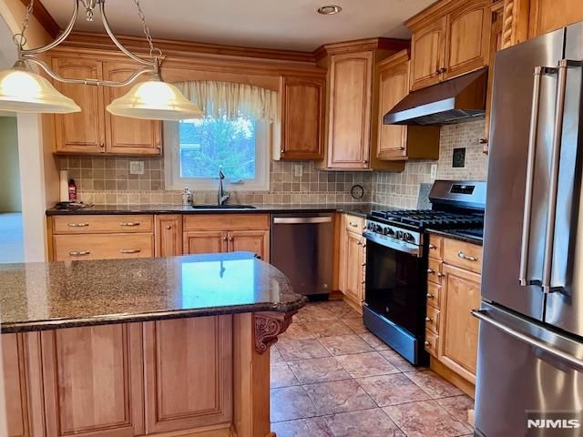 661 Clinton Place, Ridgefield, NJ 07657